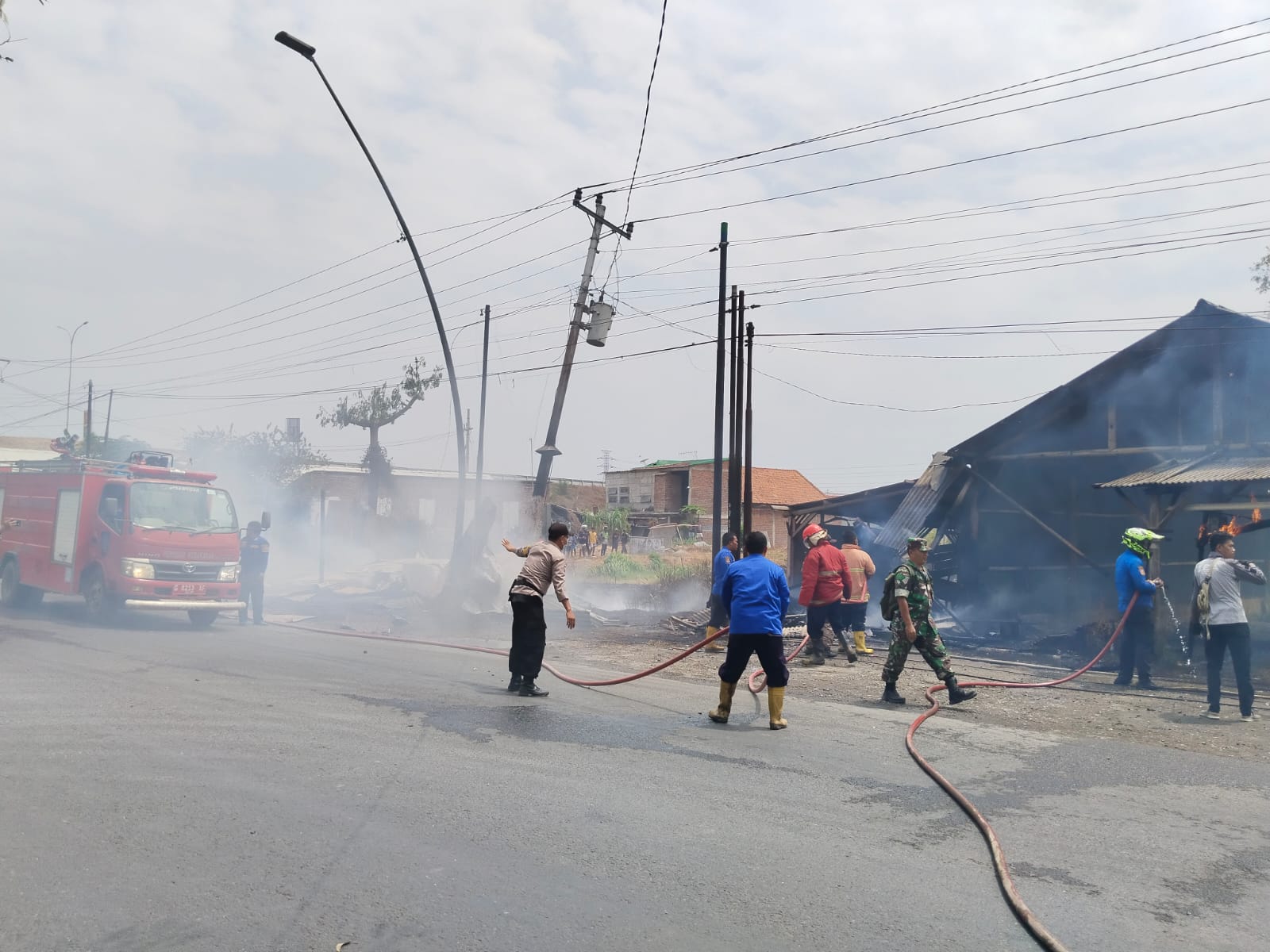 BREAKING NEWS! 3 Toko di Jalan Raya 2 Ujungrusi Kabupaten Tegal Terbakar, 2 Tempat Ludes 