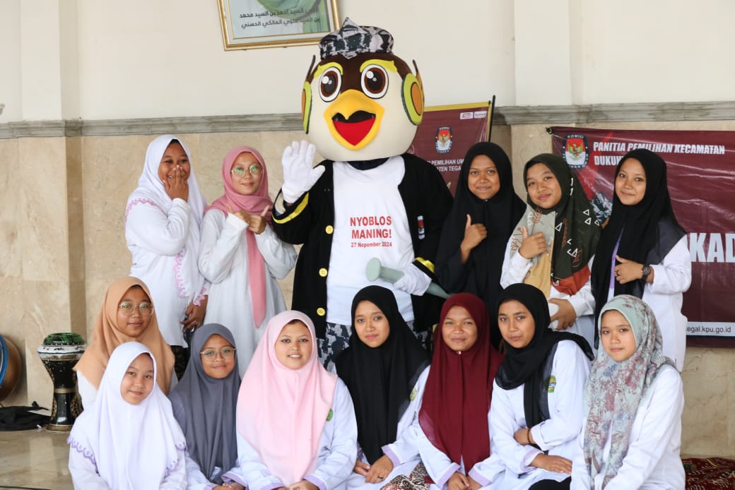 Maskot Pilkada Kabupaten Tegal 2024 si Jakra Ajak Santri Kabunan Gunakan Hak Pilihnya