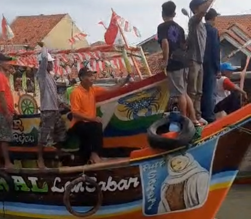 Jadi Ritual Tolak Bala, Nelayan di Pesisir Pantai Losari Brebes Gelar Sedekah Laut