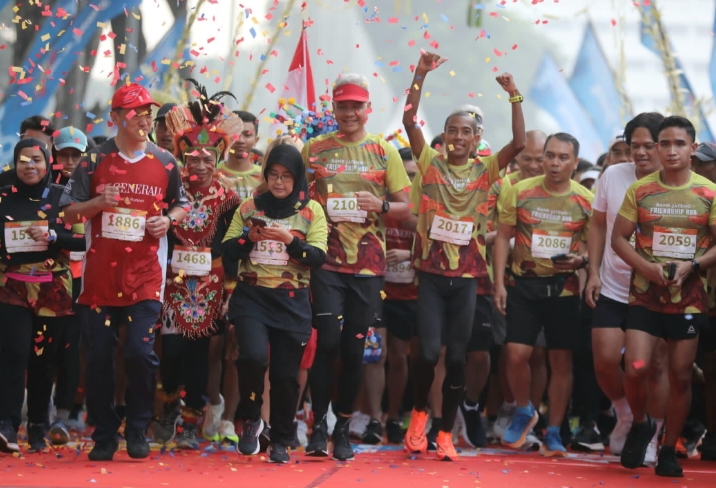 Peraih Emas Sea Games Agus Prayogo Lari Bareng Ganjar di Bank Jateng Friendship Run Jakarta