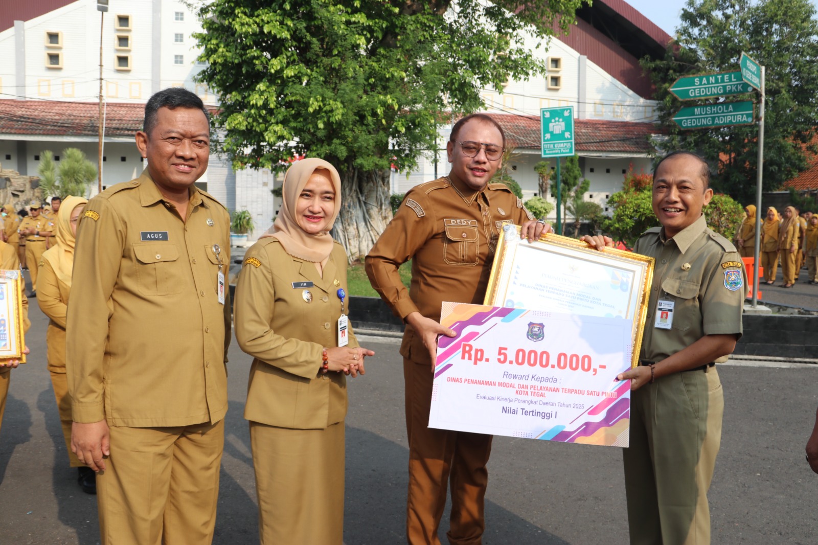 Wali Kota Tegal Dedy Yon Serahkan Penghargaan Evaluasi Kepada 6 OPD