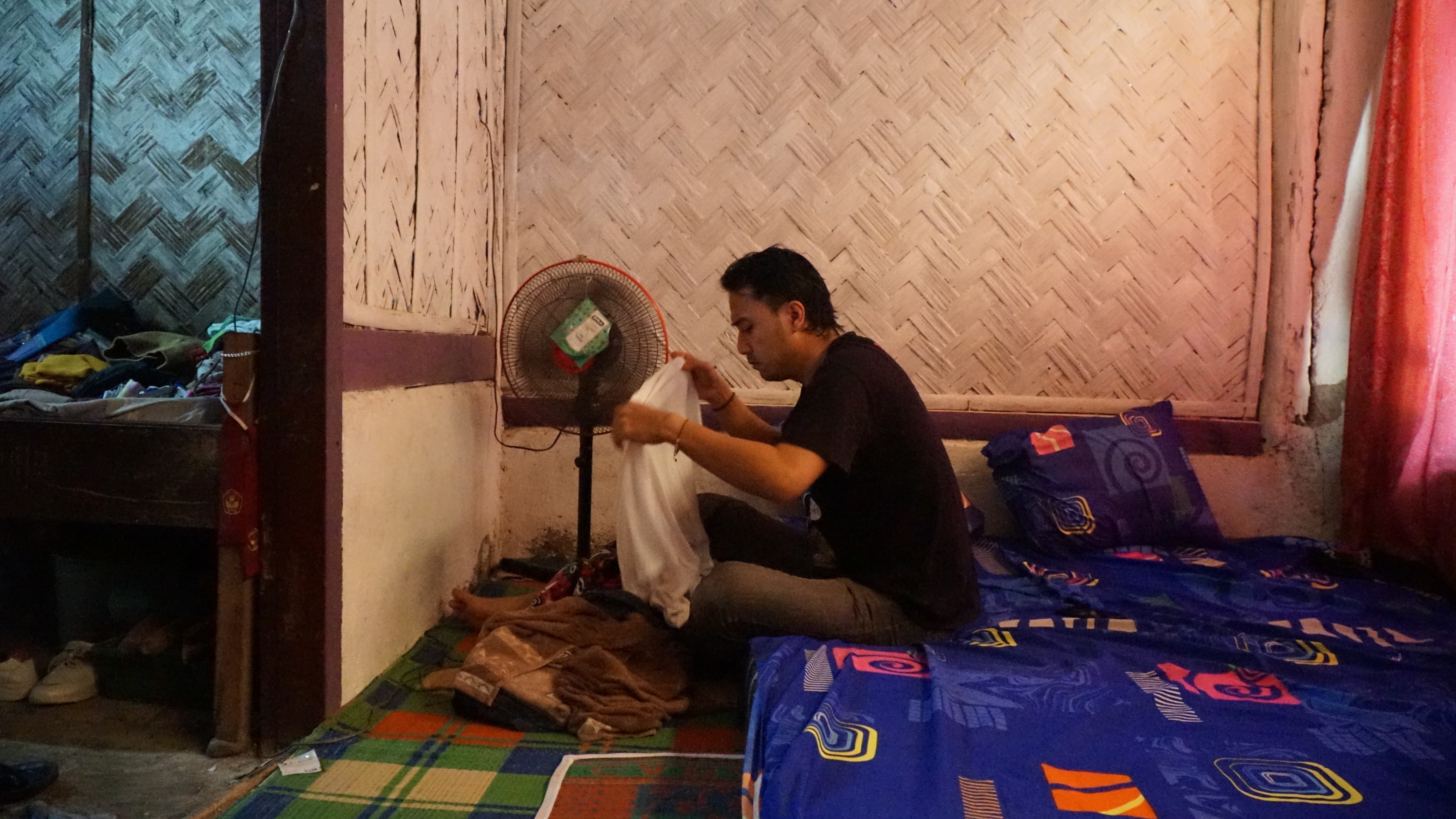 Cabup Tegal Bima Sakti Menginap di Rumah Warga Gembongdadi, Tidur di Lantai Ruang Tamu