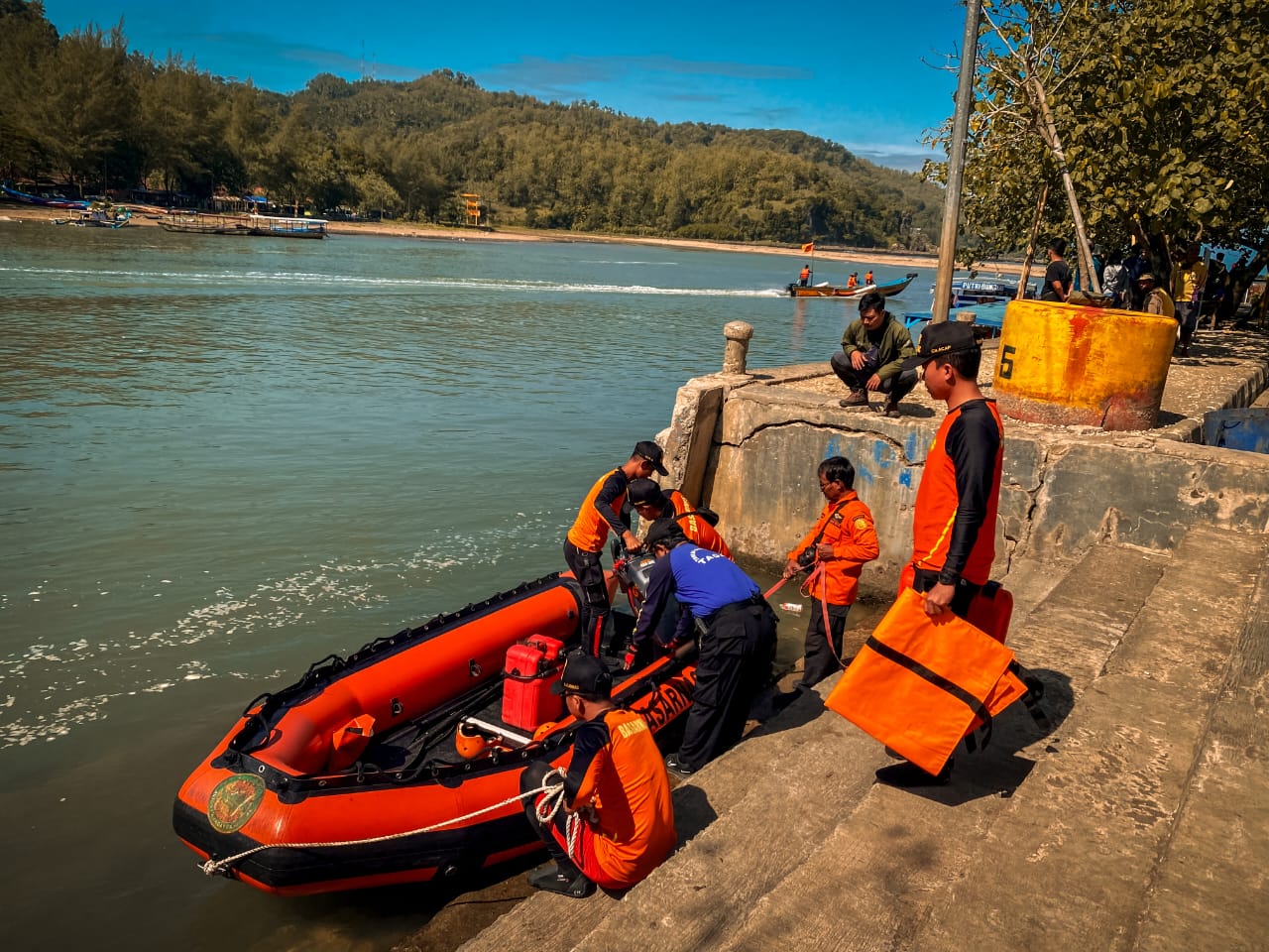 Terhempas Ombak Besar, Nelayan Hilang usai Perahunya Terbalik di Jetis  Cilacap