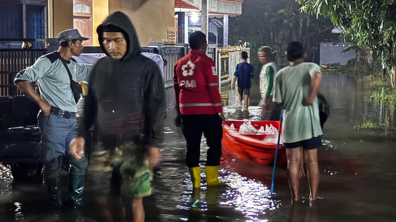 Sidakaton Tegal Kebanjiran! PMI Bagi Ribuan Nasi Bungkus dan Dirikan Dapur Umum