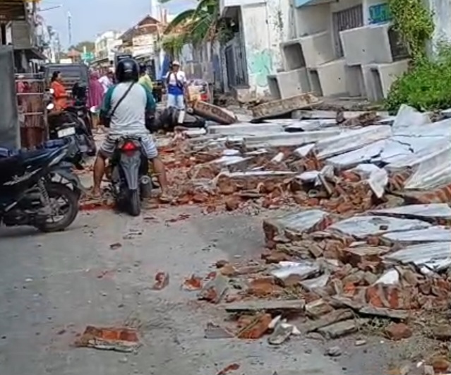 Tembok Eks Bioskop Sultan Pemalang Roboh Timpa Sejumlah Warga Hingga Alami Patah Tulang