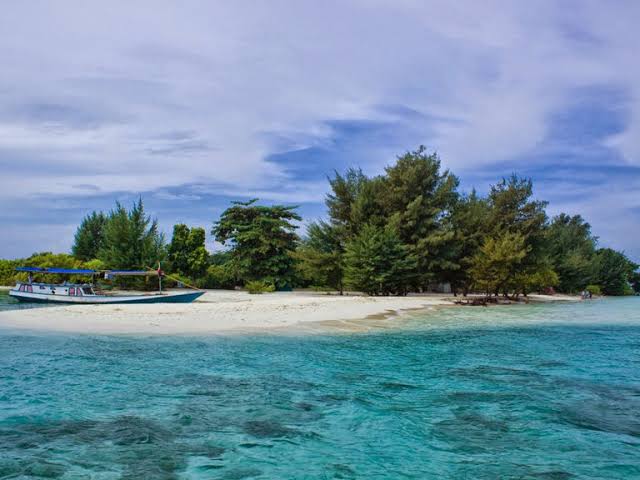 Surga Tersembunyi! 7 Wisata Pantai Terkenal di Jawa Tengah yang Memukau