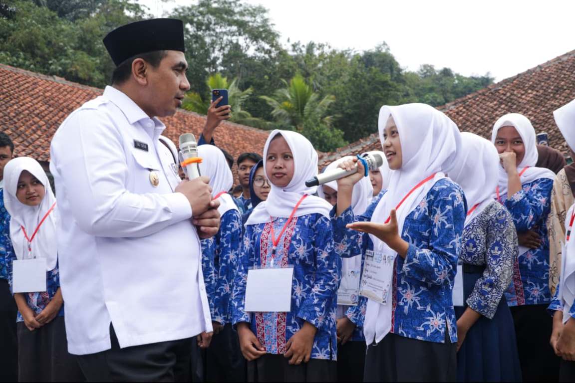 Gus Yasin Beri Hadiah Sepeda Saat Pantau MPLS di Cilacap