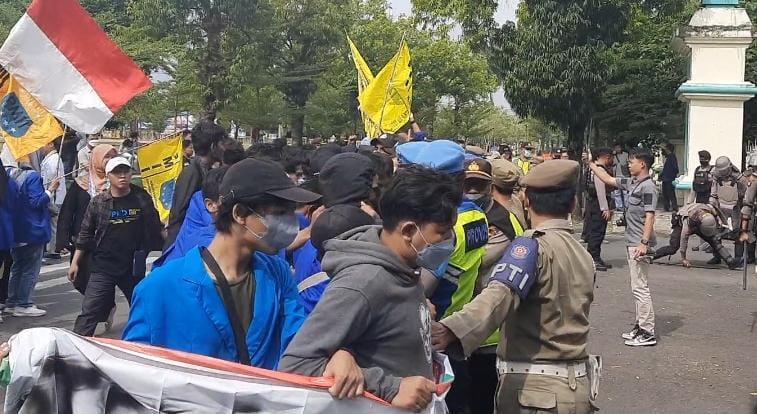 Demo Tolak BBM di Kabupaten Tegal Diwarnai Aksi Saling Dorong Mahasiswa dan Polisi 