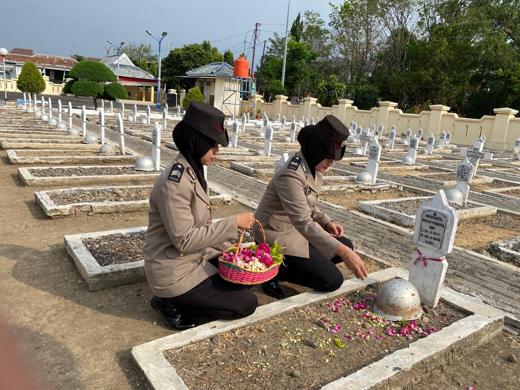 Ke Makam Pahlawan, Polwan Polres Tegal Kota Gelar Ziarah Tabur Bunga