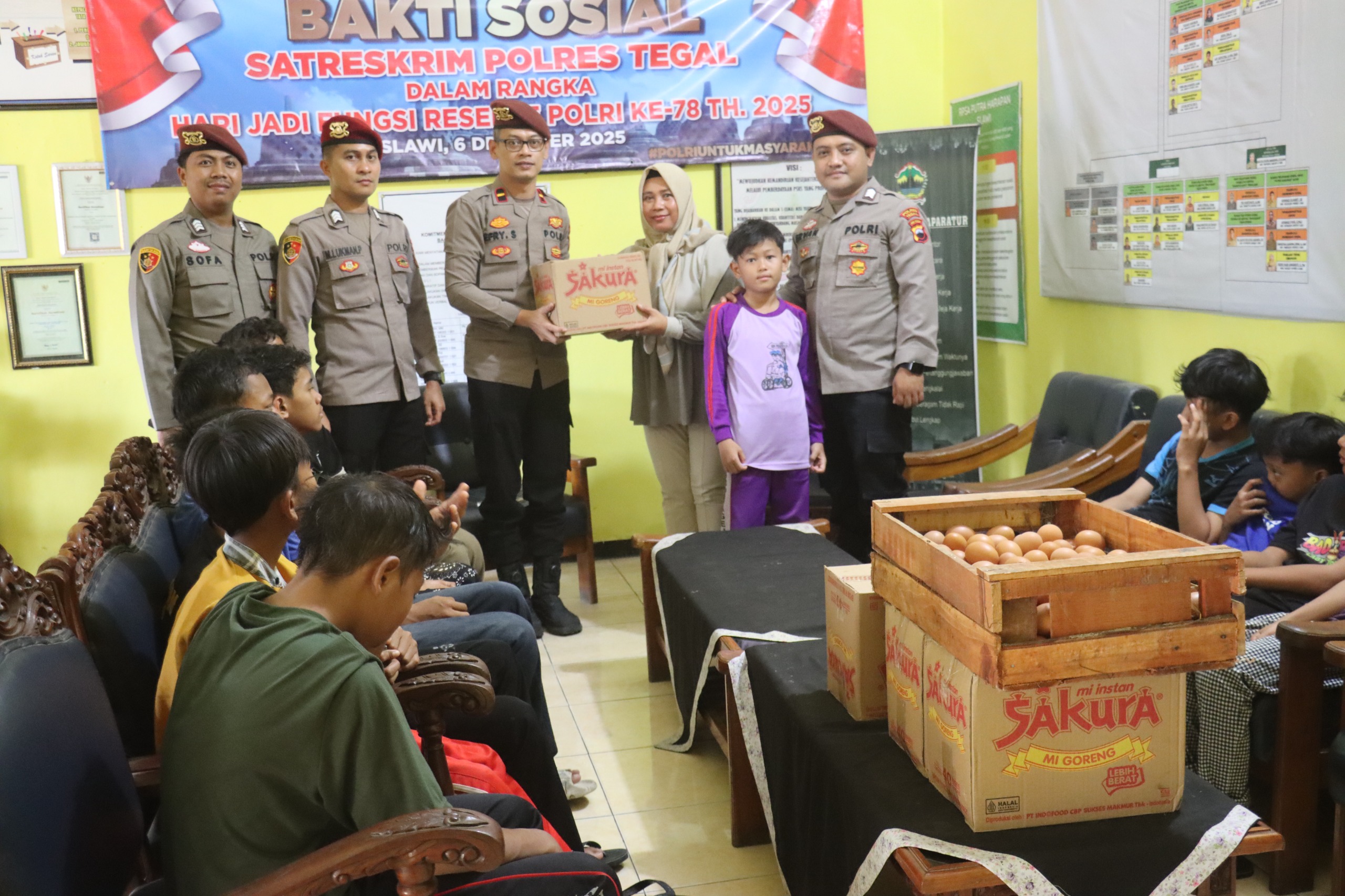 Salurkan Paket Sembako, Satreskrim Polres Tegal Baksos di Rumah Pelayanan Sosial 