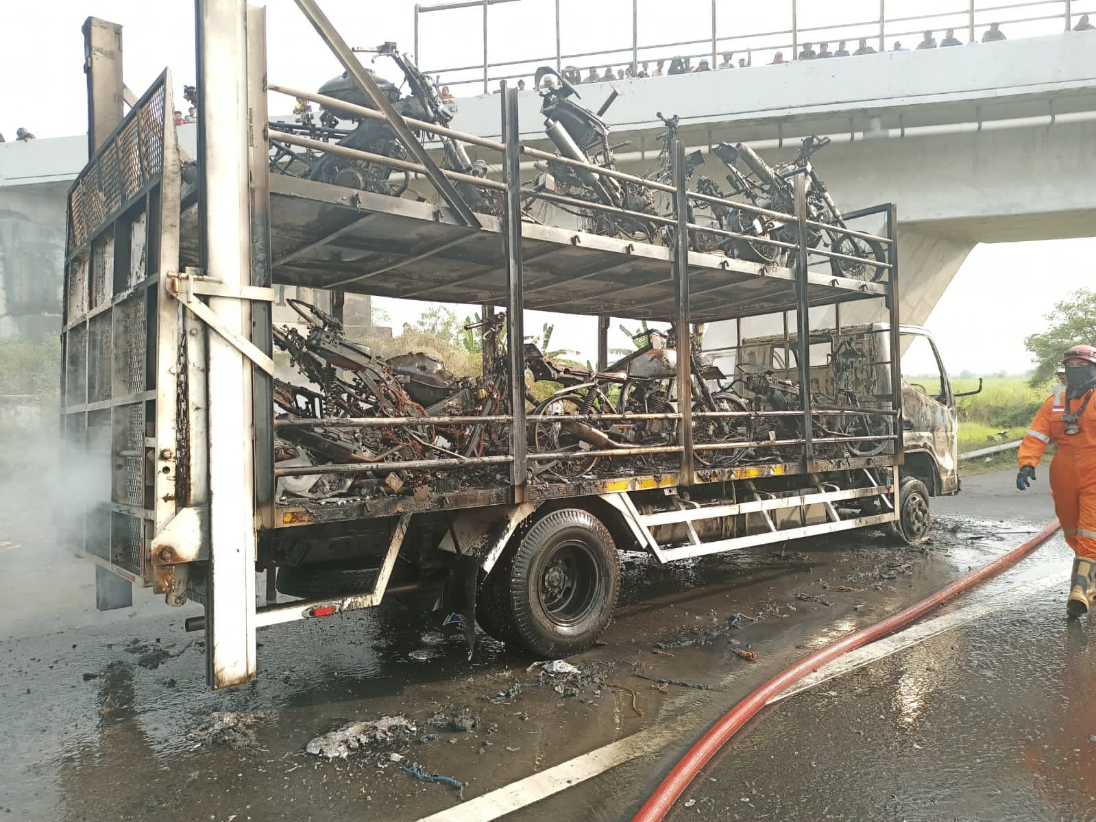 Truk Pengangkut Motor Klasik Terbakar di Tol Pejagan-Pemalang, Kerugian Ratusan Juta
