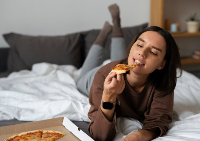 Hati-hati Bisa jadi Ular? Ini Fakta Mitos Makan Sambil Tidur