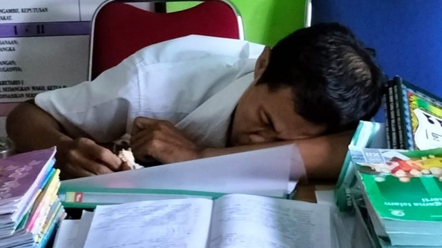 Dikira Tertidur di Meja Kerjanya, Guru PAI Meninggal Dunia Sambil Memegang Roti Usai Mengajar