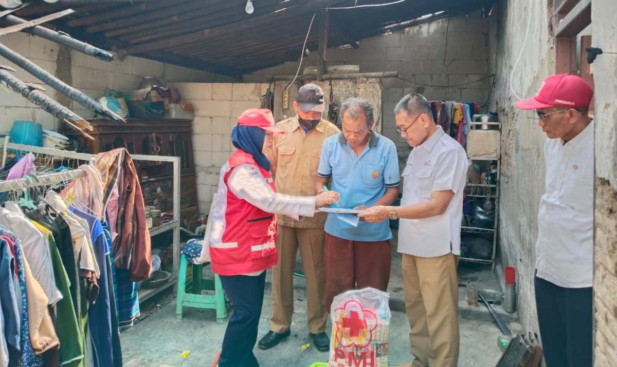 Rumah Terbakar dan Roboh di Tegal, Korban Terima Bantuan PMI
