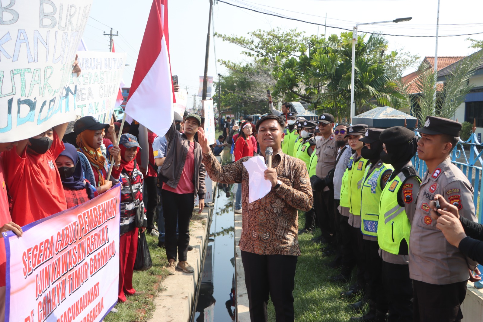 Aksi Buruh di Depan Kantor Bea Cukai Tegal Dijaga Aparat Kepolisian dan TNI