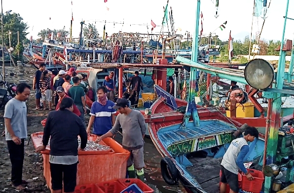 Seperti di Tegal, Tempat Sandar Kapal TPI Tanjungsari Kabupaten Pemalang Juga Overload