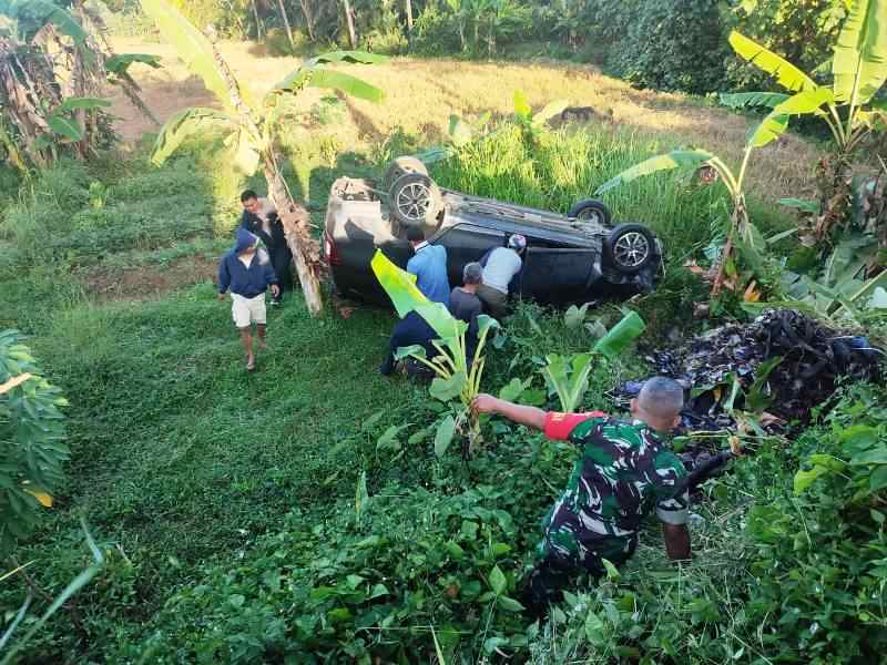 Tabrak Tugu, Mobil Tanpa Penumpang Terbalik di Jalan Raya Tegal-Purwokerto