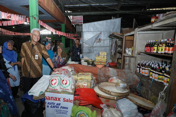 Kunjungi Pasar Kliwon Kudus, Ganjar: Geliat Ekonomi Masyarakat Meningkat Jelang Lebaran 