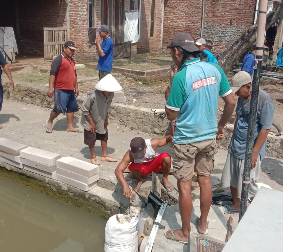 Cegah Luapan Rob Kali Sembilangan Pemalang, Warga Kaliprau Kerja Bakti 