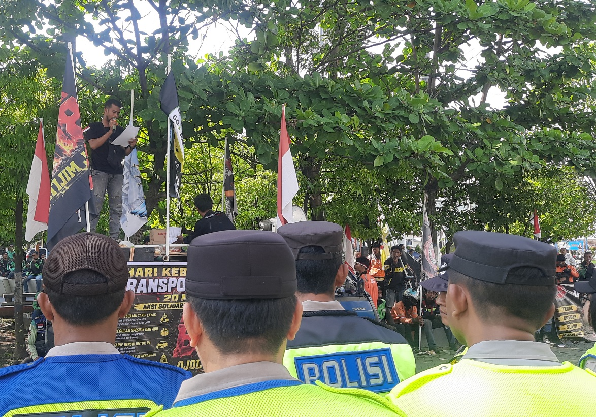 Bawa 5 Tuntutan, Seratusan Driver Ojol di Tegal Datangi Gedung DPRD
