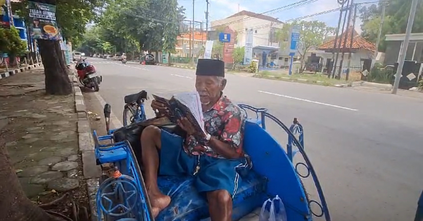 Inspirasi Ramadhan! Tukang Becak Lansia di Brebes Ini Khatam Quran Tiap Minggu