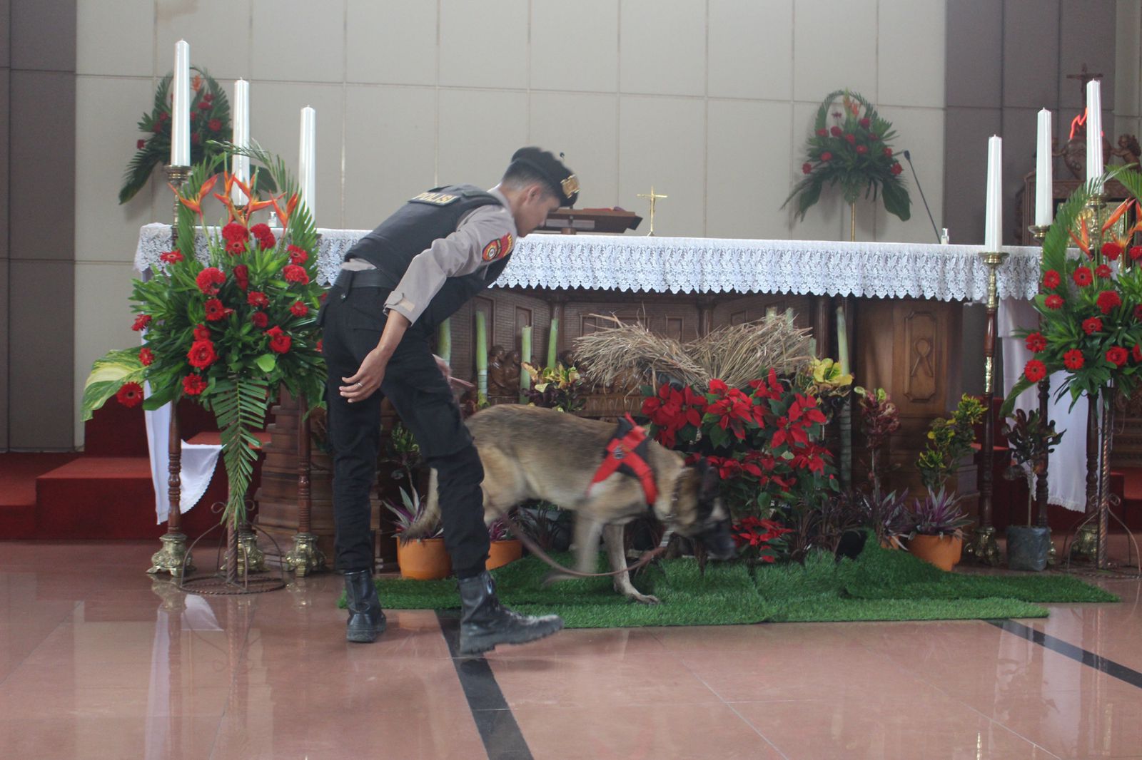 Libatkan Unit K-9, Polisi Sterilisasi Sejumlah Gereja Jelang Ibadah Natal di Tegal