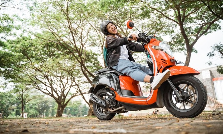 Perbandingan Konsumsi BBM Honda Scoopy 2025 dan Genio, Beda Rp2 Juta Mana yang Lebih Unggul?