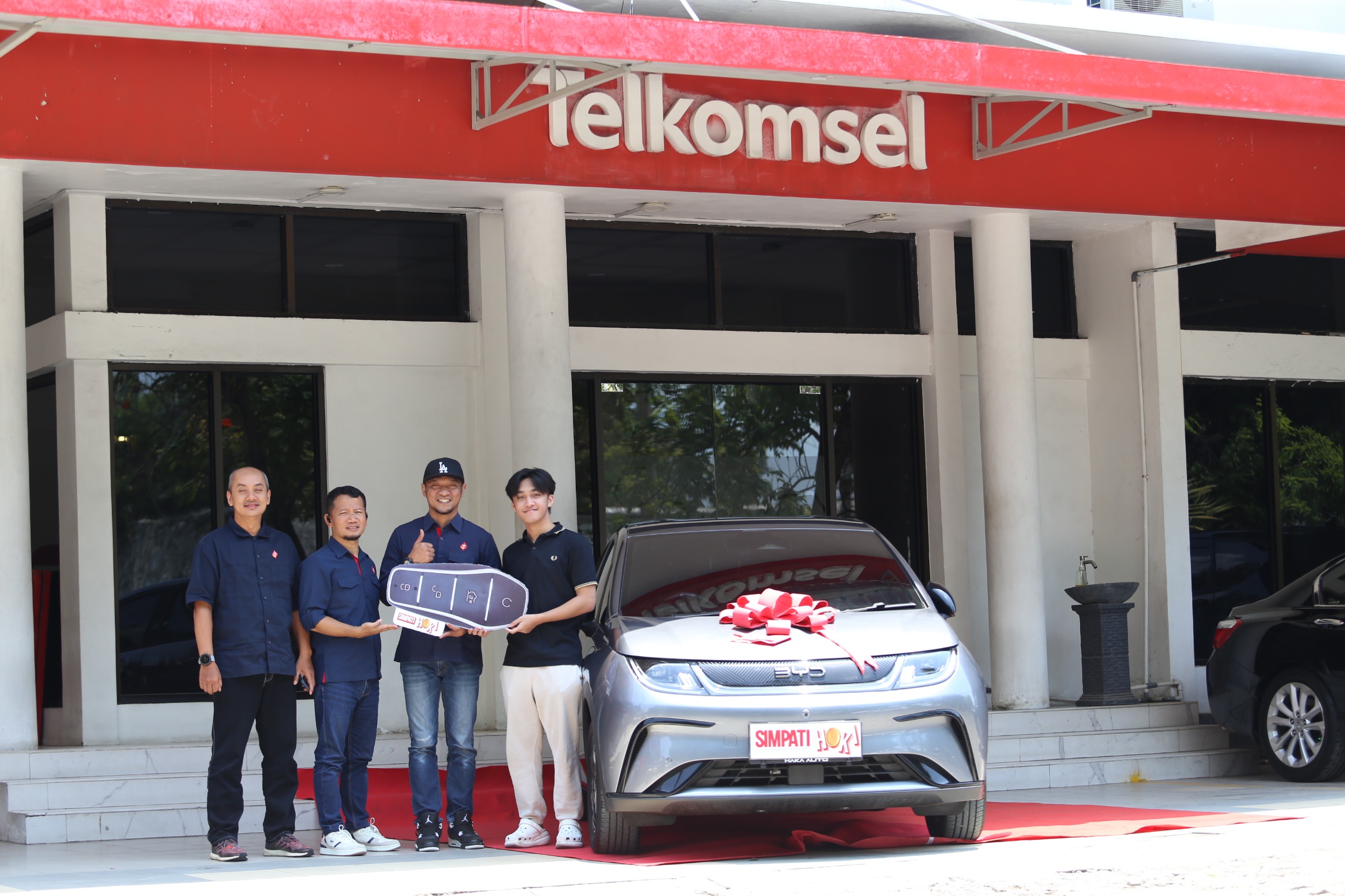 Mahasiswa asal Solo Menangkan Mobil Listrik dari Program SIMPATI HOKI 2025: Kaget, Senang!   