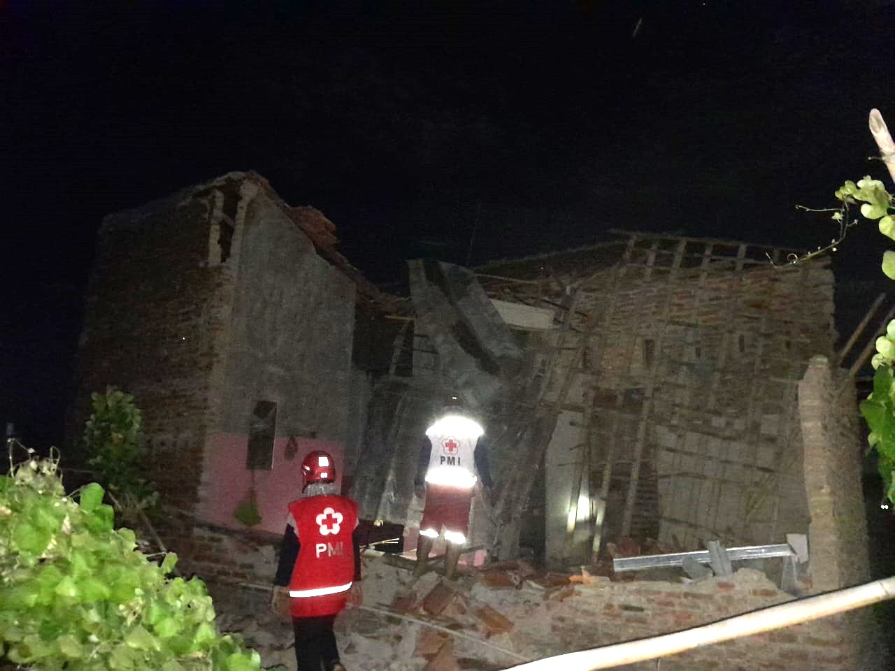 Rumah di Slawi Kabupaten Tegal Ambruk Diterjang Angin Kencang, Satu Keluarga Terpaksa Mengungsi 