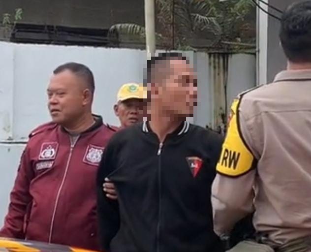 Pria Berjaket Lambang Brimob Diduga Mencuri Tolak Angin, Warganet: Gagah-gagah Maling 