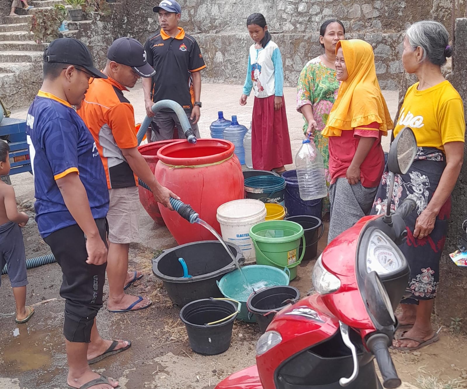 Sinergi Lembaga Pasok 150 Ribu Liter Air Bersih ke Warungpring Pemalang