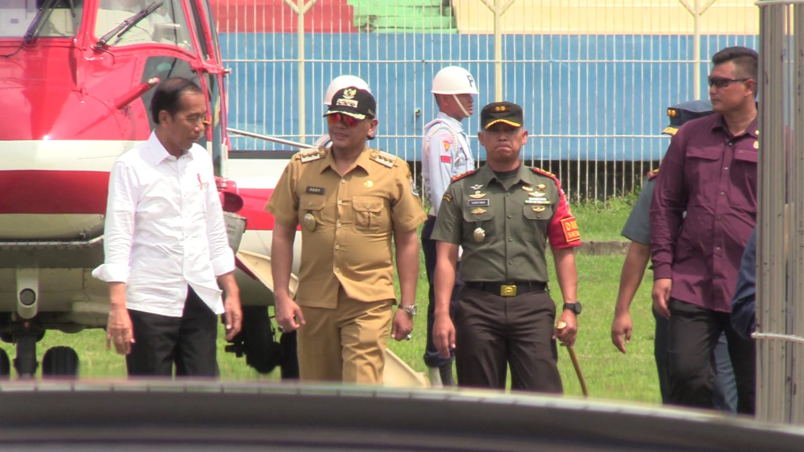 Mendarat di Stadion Yos Sudarso, Presiden Jokowi Membagikan Sembako ke Warga di Tegal