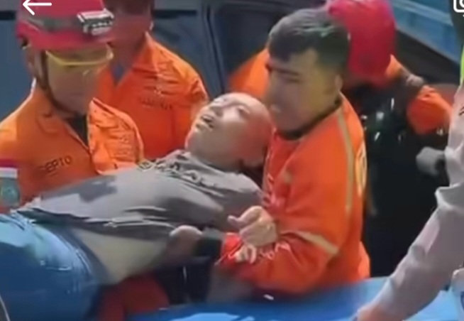 Oleng, Toyota Rush Tabrak Warung di Alun-Alun Pemalang
