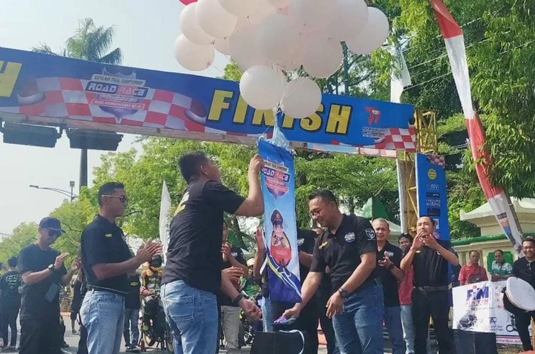 Aksi Freestyle Buka Gelaran Road Race Kapolres Tegal Cup 2023