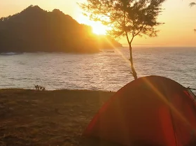 8 Spot Camping Pinggir Pantai di Jawa Tengah 2025, Cocok untuk Healing & Liburan Seru