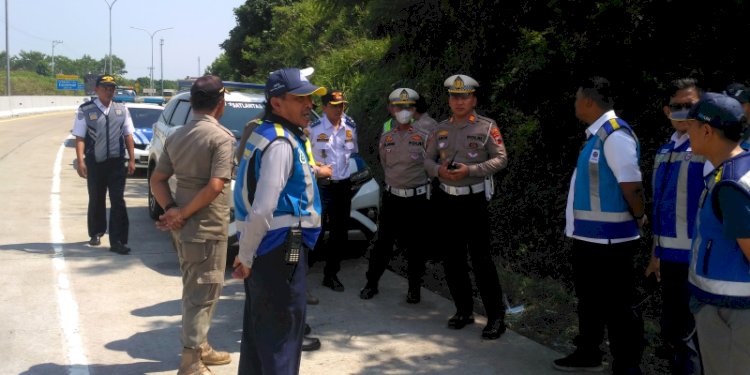 Satlantas Polres Batang Razia Truk Parkir Liar yang Menghambat Lalu Lintas di Exit Tol Kandeman