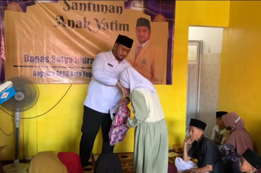 Bayar Nazar, Anggota DPRD Kota Tegal Termuda Sumbang Gaji Pertamanya untuk Yatim Piatu