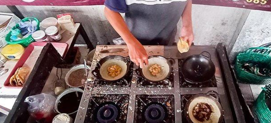 Review Jajanan Tradisional Kue Leker Gajahan Mbah Rusmani yang Masih pakai Arang!