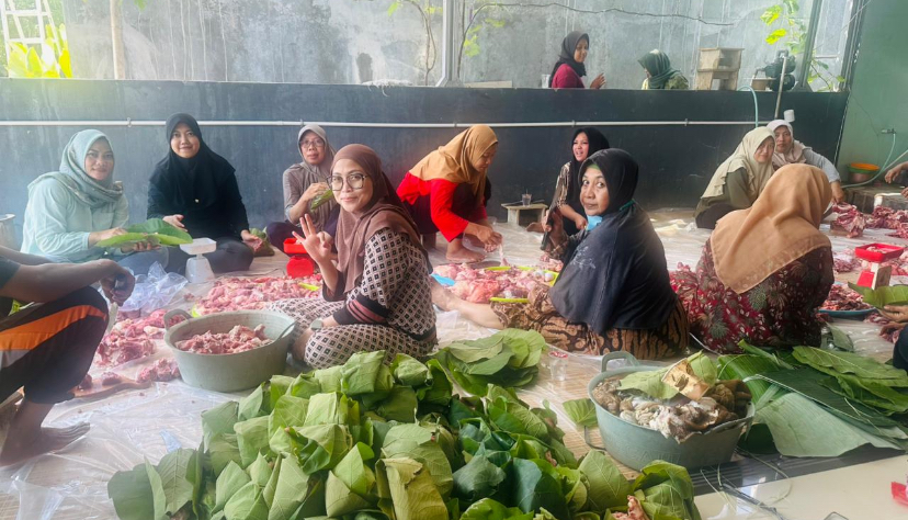 DLHPS Apresiasi Warga Brebes Bungkus Daging Kurban dengan Daun Jati