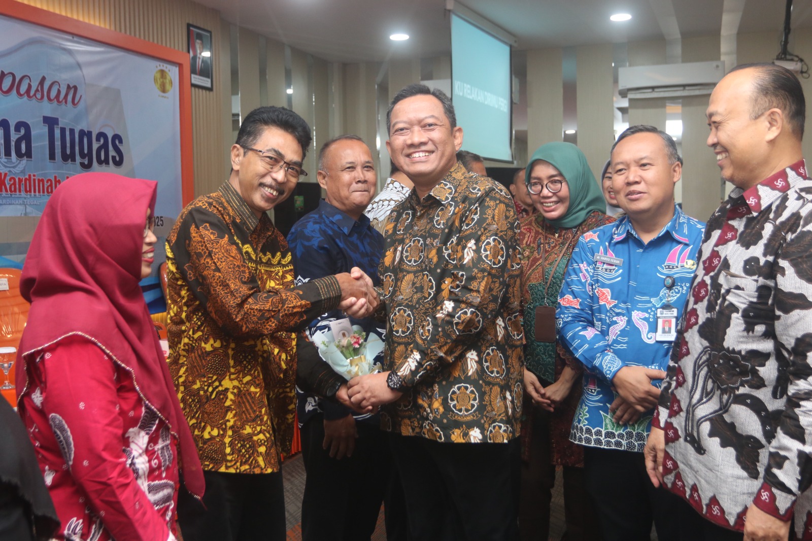 19 Pegawai RSUD Kardinah Tegal Purna Tugas, Pj Wali Kota Serahkan Tali Asih 