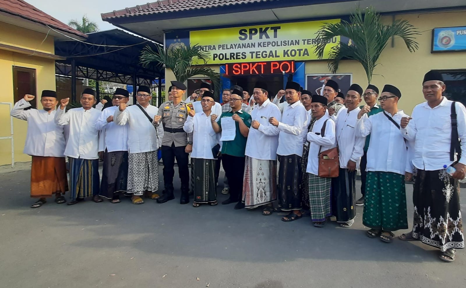 Jaga Marwah Kyai, Ratusan Santri di Tegal Laporkan Trans7 ke Polisi