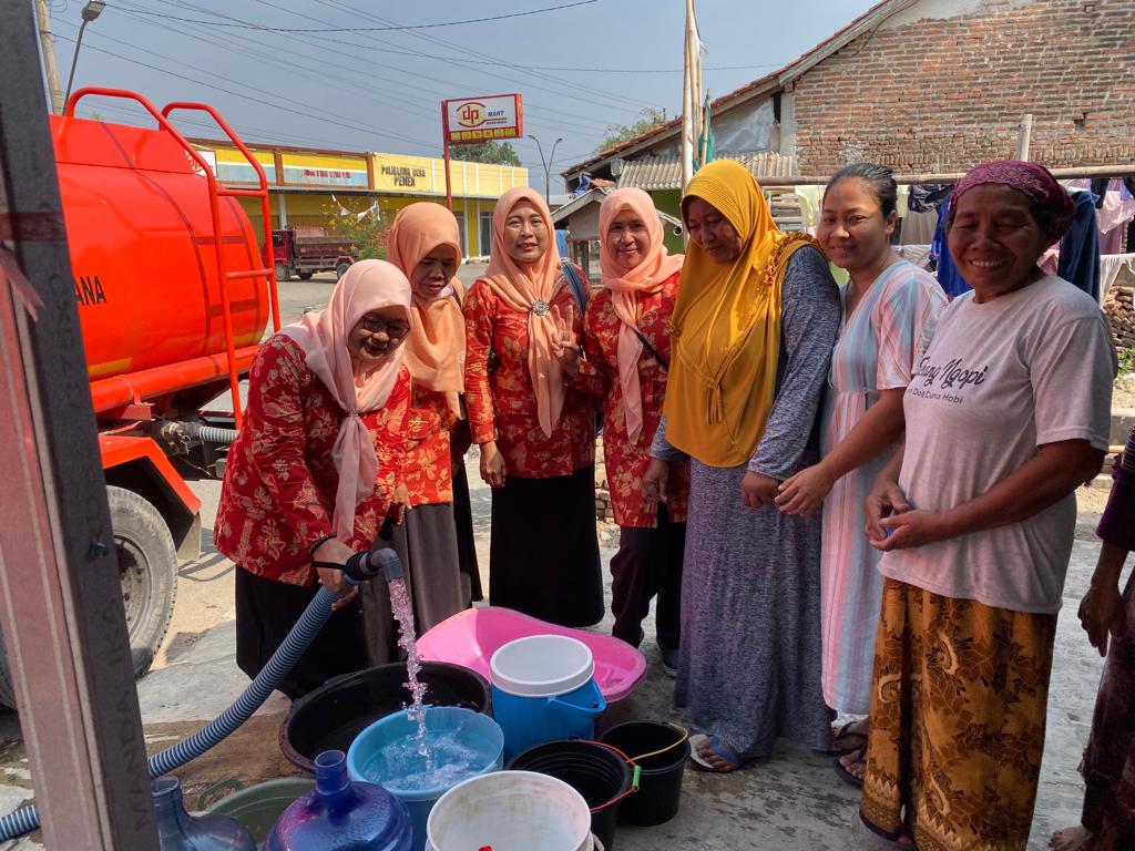 Bantu Air Bersih di Daerah Krisis, Dharma Wanita BPBD Kabupaten Tegal Gelontorkan 4000 Liter 