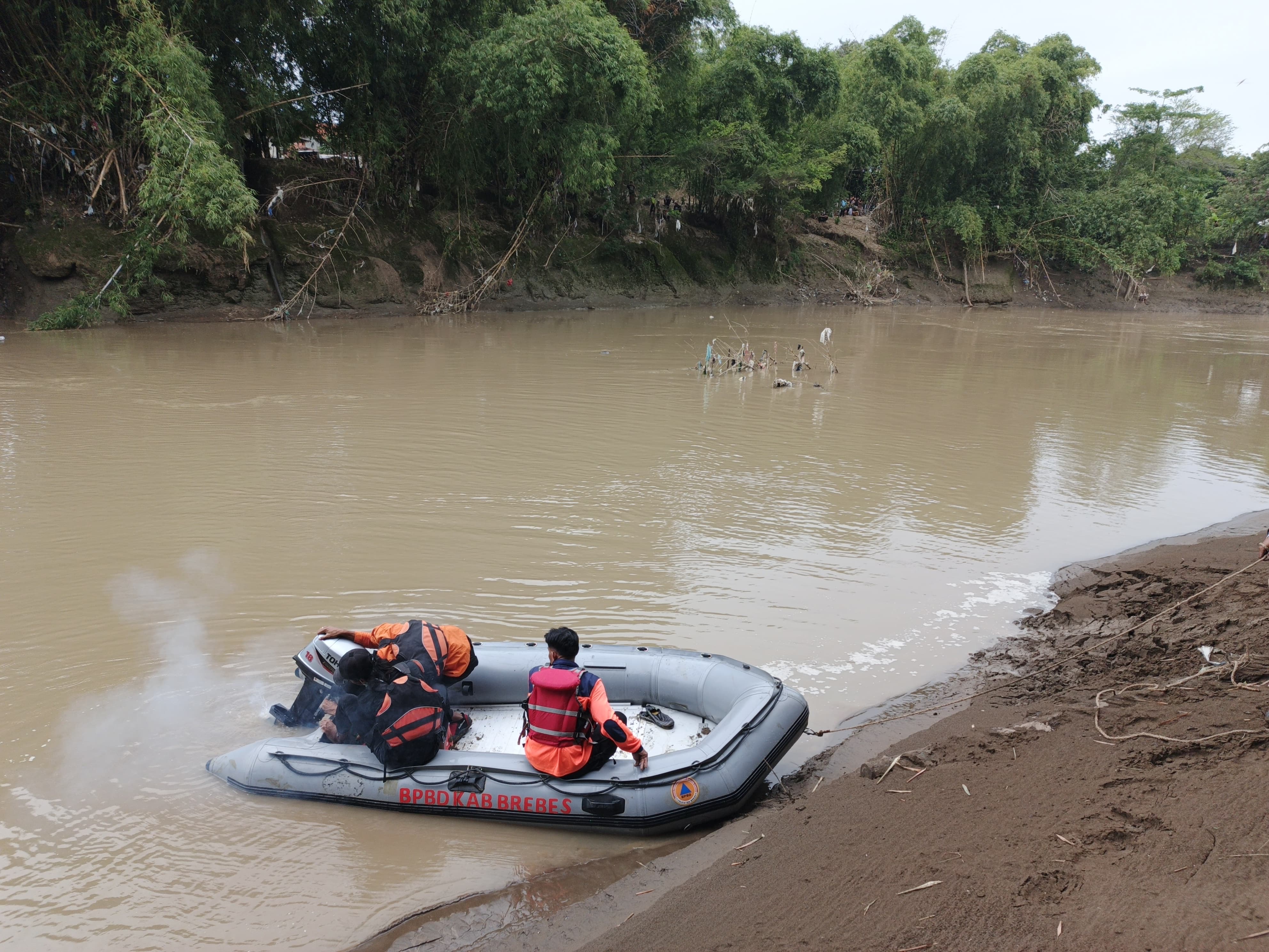 Hari Kedua Pencarian Bocah Tenggelam di Sungai Pemali Wanacala Brebes Masih Nihil