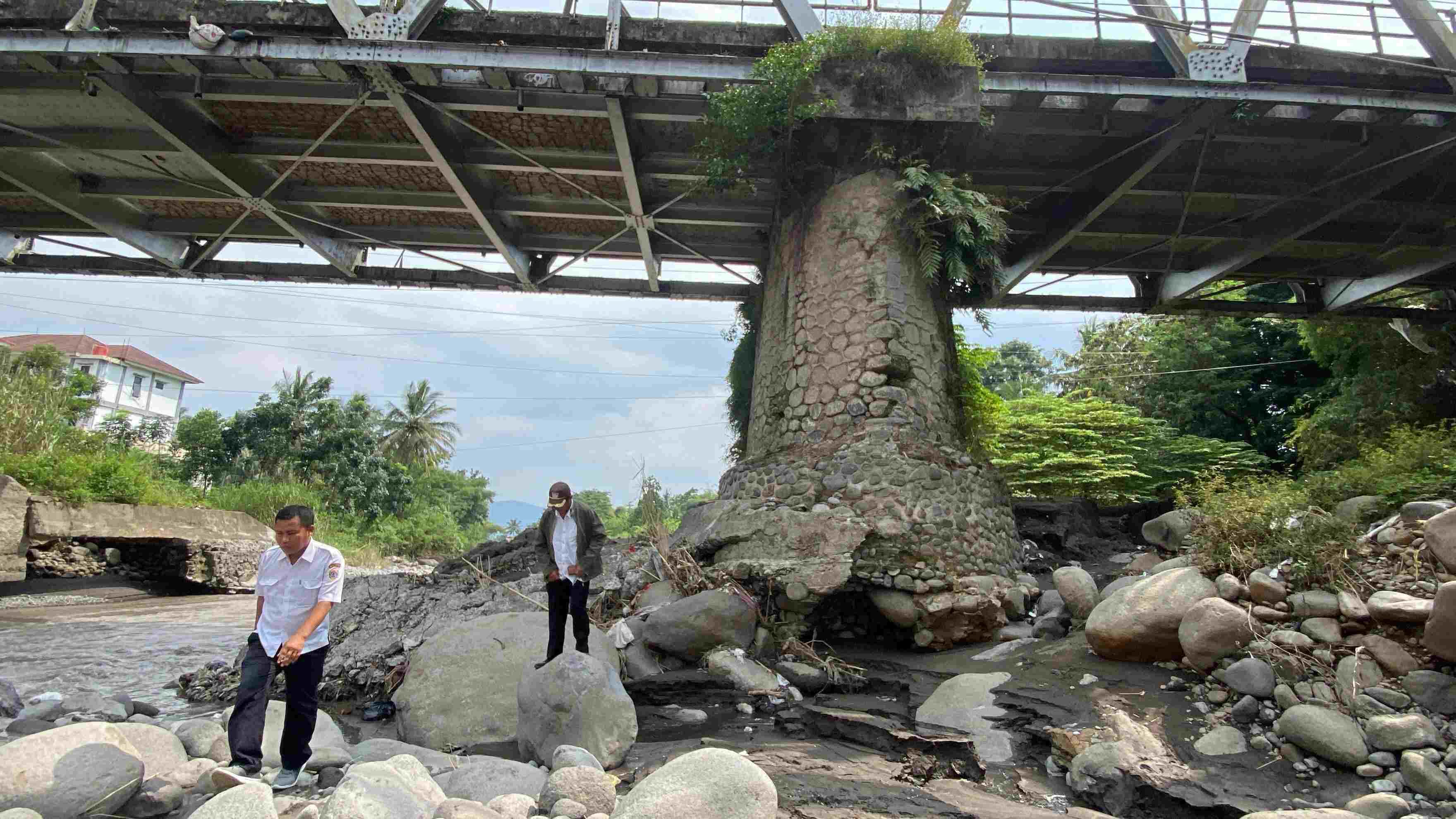 Kondisi Pondasi Pilar Jembatan Kalikeruh Bumiayu Brebes Bikin Warga Ketar-ketir
