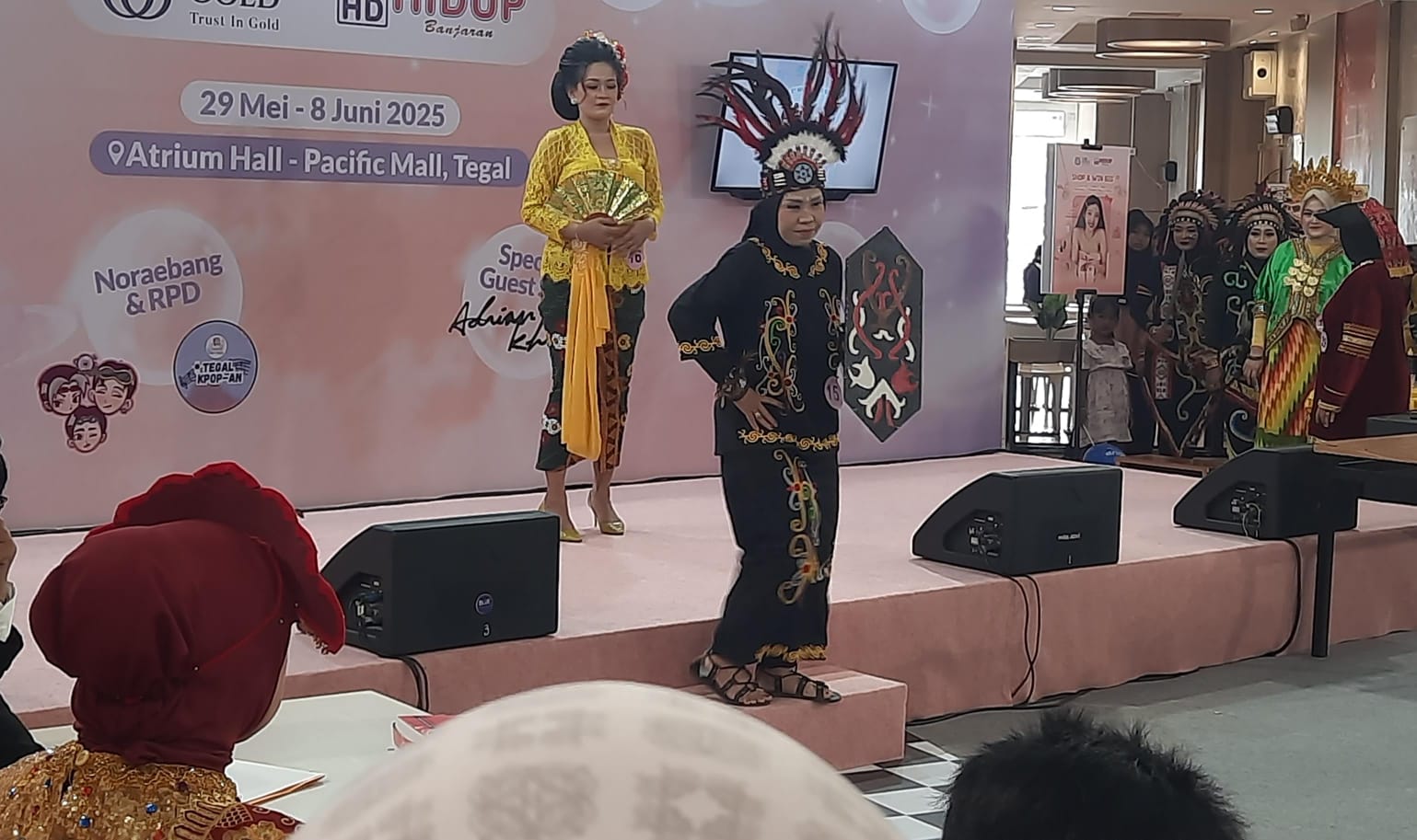 Bak Peragawati Profesional, Emak-emak di Tegal Peragakan Busana Adat Nusantara dalam Mall