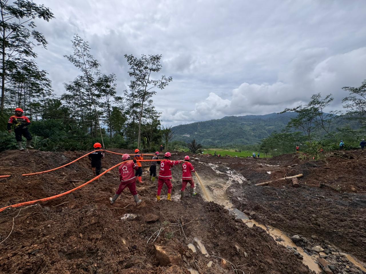 Tim BKO PMI Kabupaten Tegal Bantu Evakuasi Korban Longsor Banjarnegara