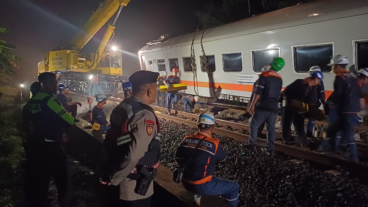 Update Evakuasi KA Bangunkarta Anjlok di Bumiayu: Jalur Terus Dipulihkan