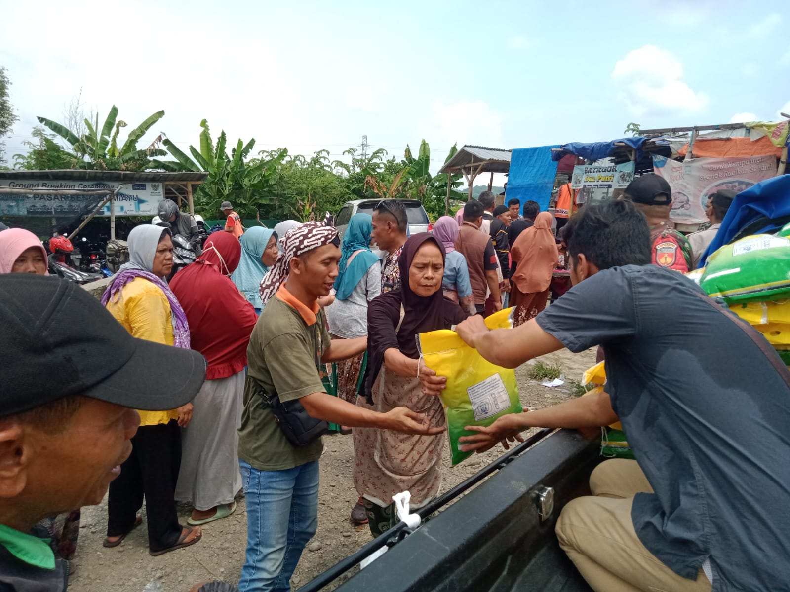 Operasi Pasar Beras Murah di Brebes Diserbu Warga sampai Rela Panas-panasan