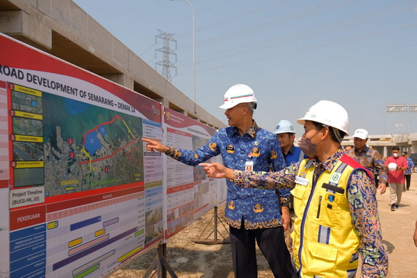 Terima Keluhan Banjir Rob di Demak, Ganjar Cek Progres Tol Semarang-Demak Seksi 1