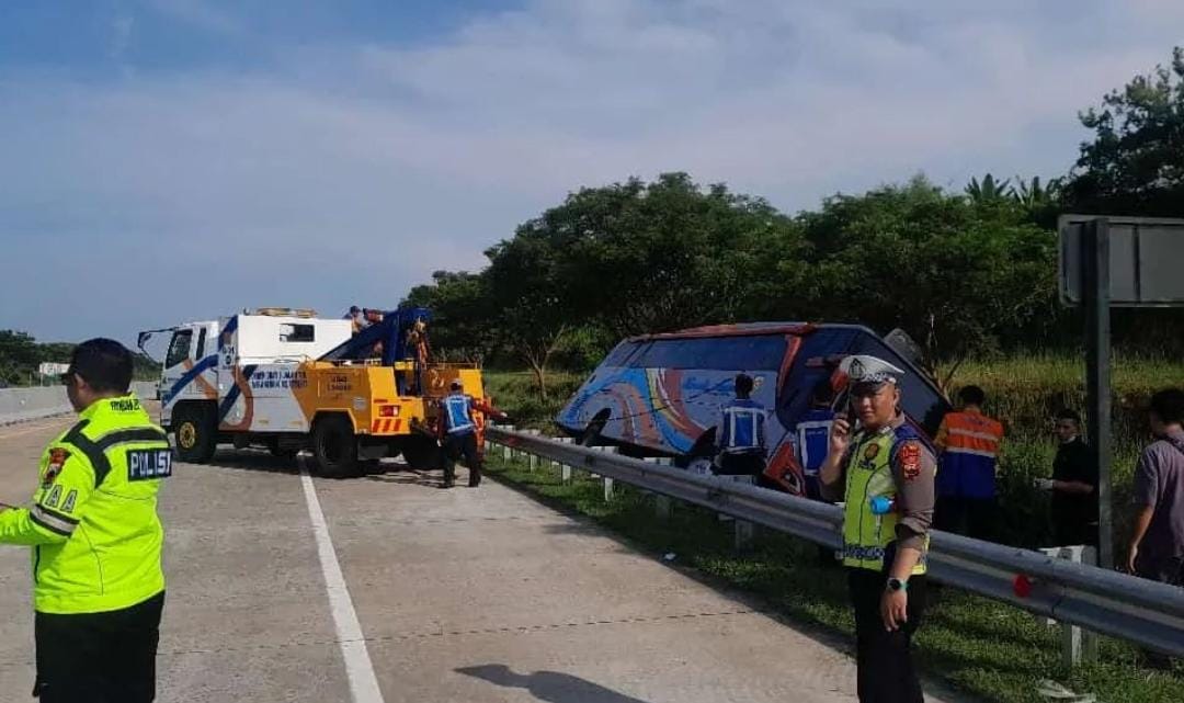 BREAKING NEWS! 7 Orang Meninggal dalam Kecelakaan Bus Rosalia Indah Masuk Parit di Tol Pemalang-Batang 